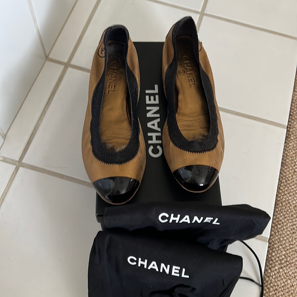 Chanel bronze and black patent leather ballet flats, women’s size 41/10.5